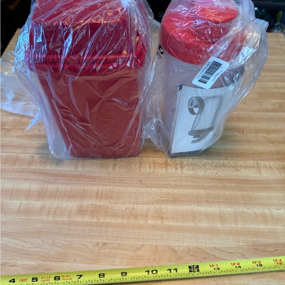 TUPPERWARE PICK A DELI CONTAINER AND A BONUS QUICK SHAKE - Picture 2 of 3